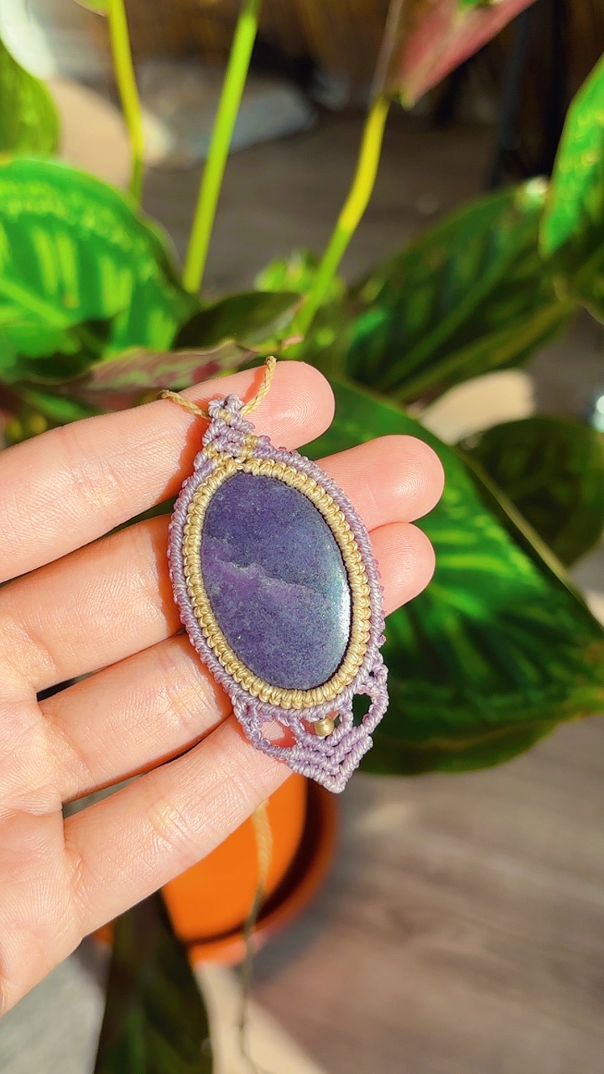 NECKLESS LEPIDOLITE