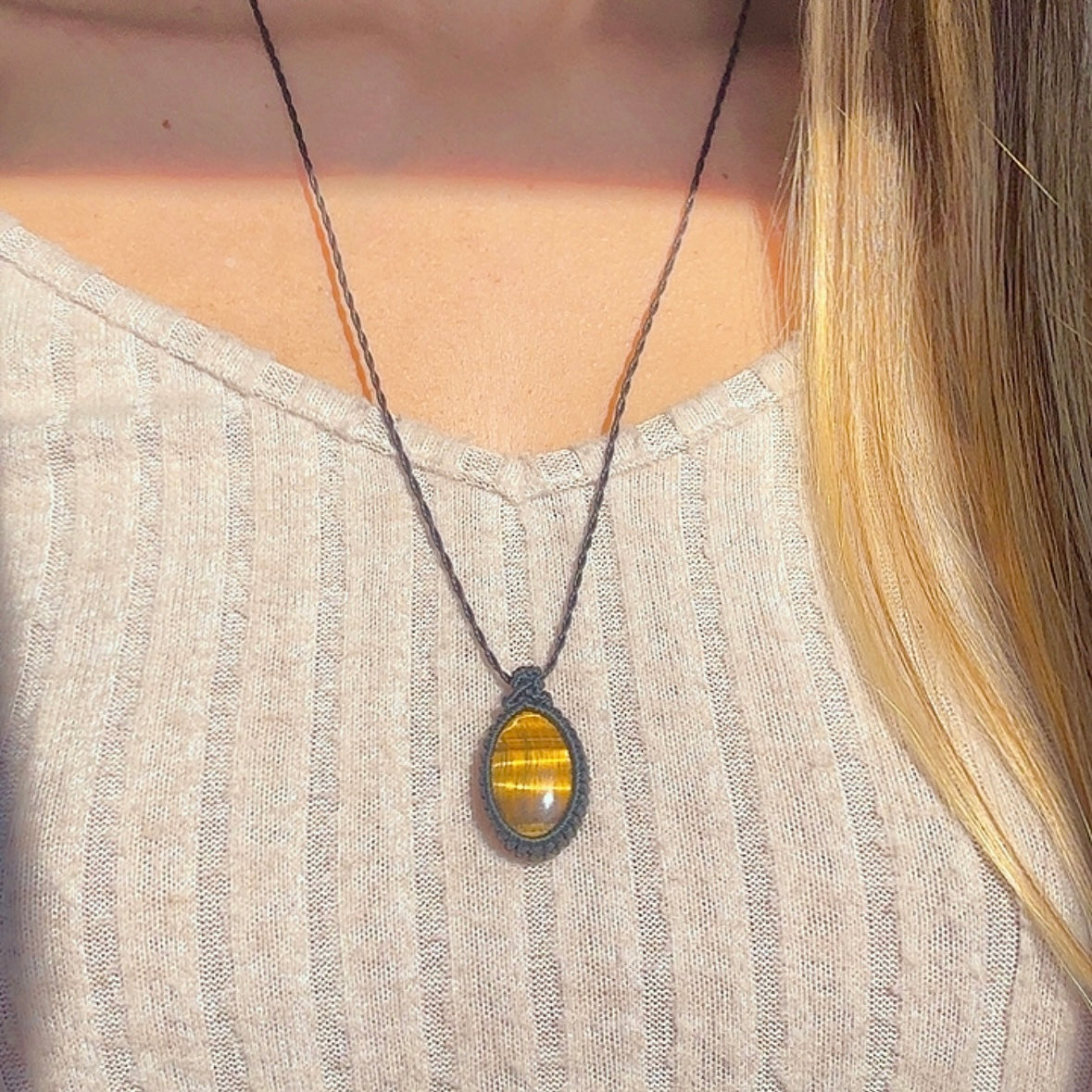 NECKLESS TIGER EYE