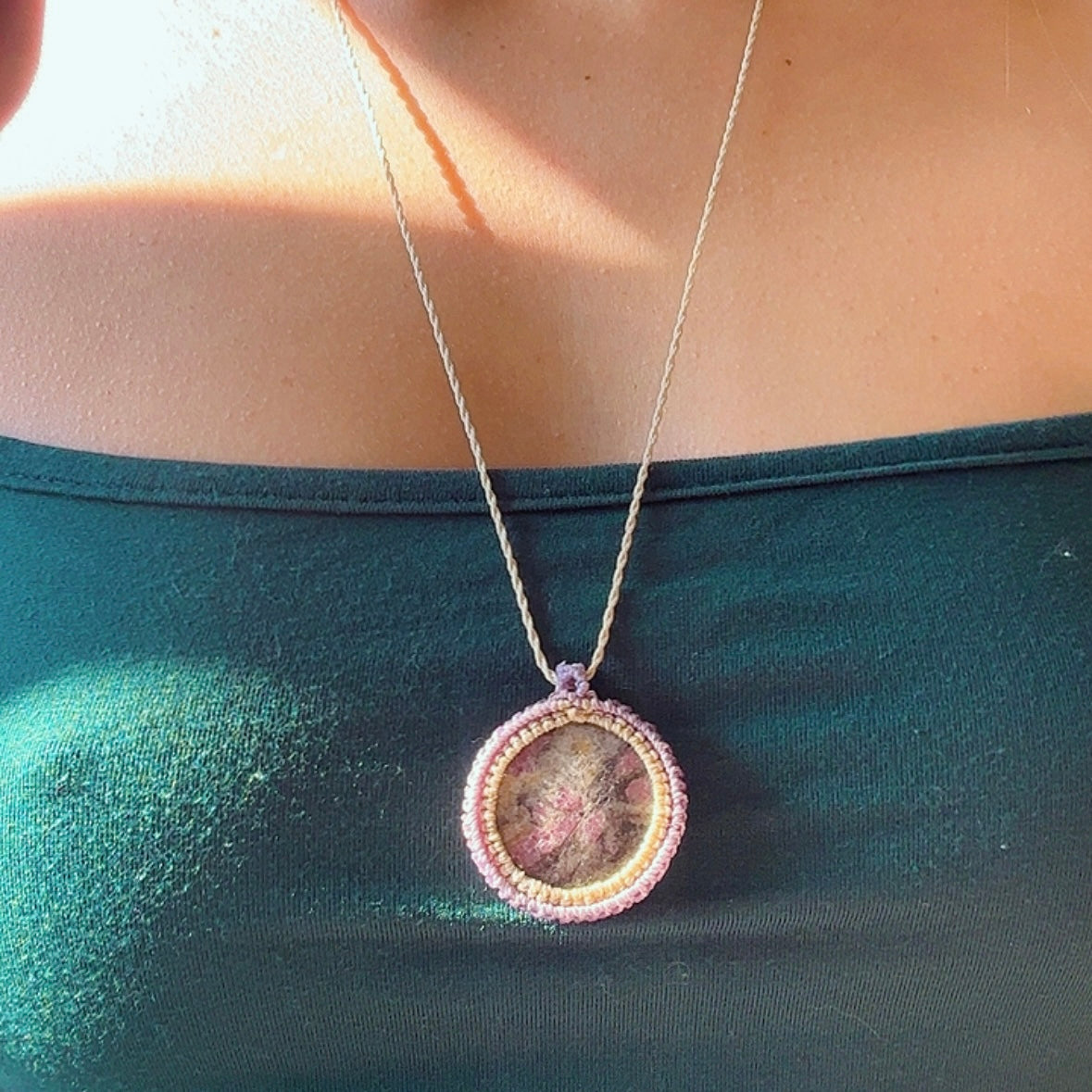 NECKLESS LEPIDOLITE
